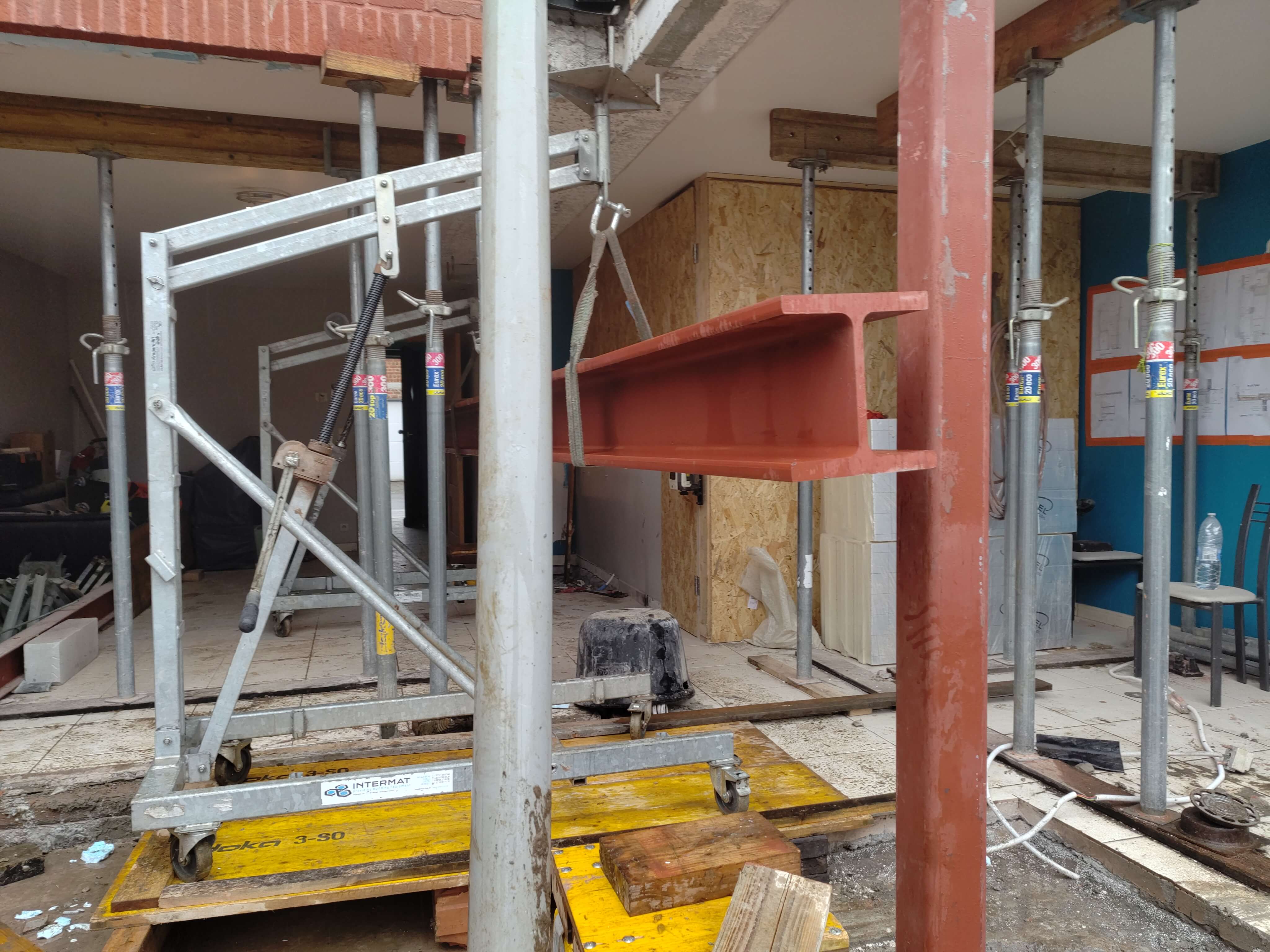plaatsen van balken voor bijbouw